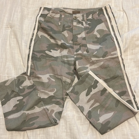 MOTHER The Shaker Chop Crop Fray in Desert Print - Picture 2 of 4